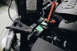 Polklemmen sind an Batterie angebracht.