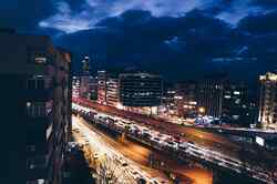 Nächtlicher Verkehr in einer Stadt.