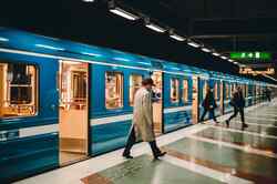 Eine Zug steht in einer Station, Menschen steigen aus. Eine Zug steht in einer Station, Menschen steigen aus.