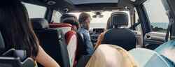 Eine Familie sitzt in einem Seat tarraco suv. Fotografiert von der Rückbank. Eine Familie sitzt in einem Seat tarraco suv. Fotografiert von der Rückbank.