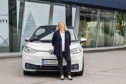 Stefanie Winzl vor einem weißen VW iD Stefanie Winzl vor einem weißen VW iD