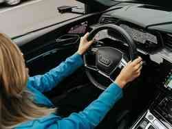 Eine Frau fährt einen Audi