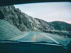 Blick auf eine Straße aus einem Auto heraus