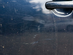 Nahaufnahme von Kratzern im Autolack