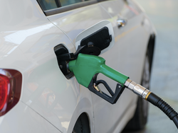 Ein weißes Auto wird getankt.