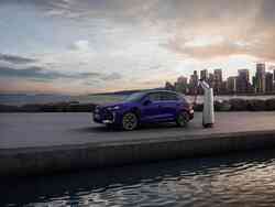 Ein blauer Audi Q3 wird an einer Ladestation geladen