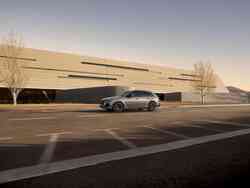 Dynamische Seitenansicht eines silbrigen Audi Q7