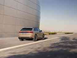 Dynamische Heckansicht eines beigen Audi Q8