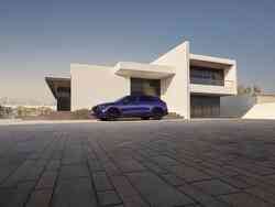 Ein violetter Audi Q8 parkt vor einem Haus