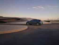 Seitenansicht eines blauen Audi Q8