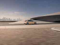 Seitenansicht eines beigen Audi Q8