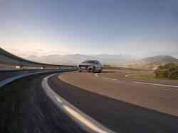 Ein Audi Q8 fährt eine Straße entlang