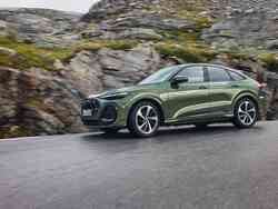 Dynamische Seitenansicht eines grünen Audi Q5