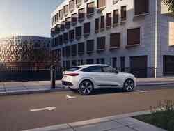 Ein weißer Audi Q5 lädt an einer Ladesäule