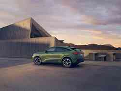 Seitenansicht eines grünen Audi Q5