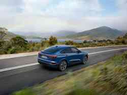 Dynamische Heckansicht eines blauen Audi SQ6 Sportback
