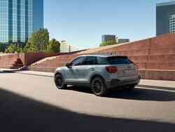 Seitliche Heckansicht eines grauen Audi Q2