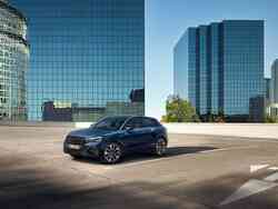 Seitliche Frontansicht eines dunkelblauen Audi Q2