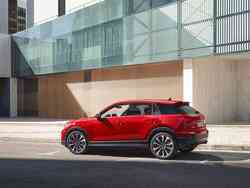 Seitenansicht eines roten Audi Q2