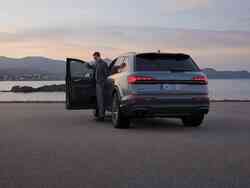 Heckansicht eines Audi SQ7, aus dem ein Mann aussteigt