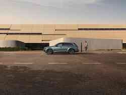 Seitenansicht eines hellblauen Audi Q7