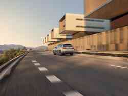 Dynamische Heckansicht eines silbrigen Audi Q7