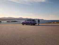 Seitliche Heckansicht eines violetten Audi SQ7