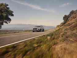 Ein silbriger Audi Q7 fährt eine Straße entlang