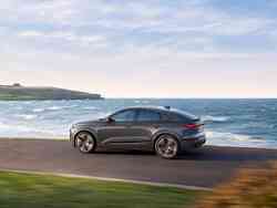 Dynamische Seitenansicht eines Audi Q6 Sportback e-tron