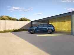 Seitenansicht eines geparkten Audi Q6 e-tron