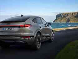 Dynamische Heckansicht eines grauen Audi Q6 Sportback e-tron