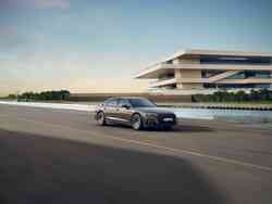 Dynamische Ansicht einer grauen Audi A8 Limousine