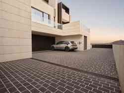 Ein silbriger Audi Q7 lädt an einer Wallbox