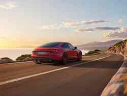 Dynamische Heckansicht eines roten Audi e-tron GT