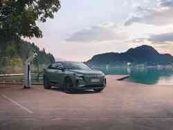 Ein Audi Q4 e-tron wird an einer Ladesäule aufgeladen