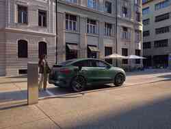 Ein Audi Q4 Sportback e-tron wird an einer Ladesäule in einer Stadt aufgeladen