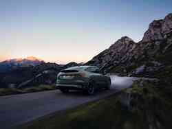 Dynamische Heckansicht eines Audi Q4 Sportback e-tron