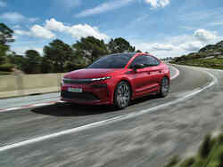 Dynamische Ansicht eines roten Škoda Enyaq Coupé Sportline