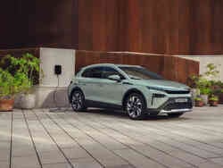 Ein hellgrüner Škoda Elroq lädt an einer Wallbox