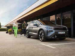 Ein grauer Škoda Elroq RS parkt vor einem Geschäft