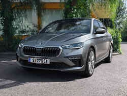 Frontansicht eines grauen Škoda Scala