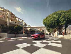 Ein roter Škoda Scala Monte Carlo fährt durch eine Stadt