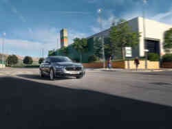Dynamische Ansicht eines grauen Škoda Scala
