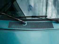 Rostige Scheibenwischer eines blauen Autos.