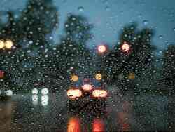 Blick aus einer verregneten Windschutzscheibe.