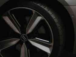 Seitliche Nahaufnahme des Reifens eines Audi-Fahrzeugs.