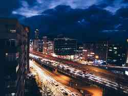 Nächtlicher Verkehr in einer Stadt.