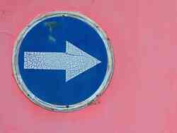 Verkehrsschild, das "Nach rechts fahren" zeigt.