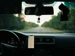 Blick aus einem fahrenden Fahrzeug auf die Straße.