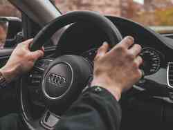 Audi-Lenkrad, das von zwei Händen gehalten wird.